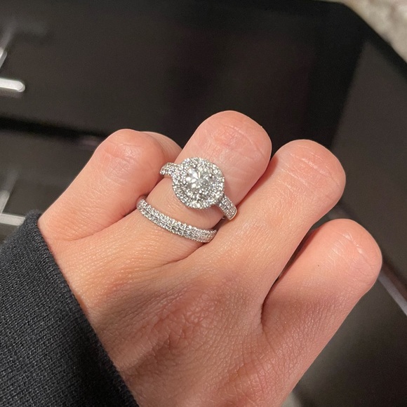 SOLD ✨ Diamond wedding and engagement set - Picture 10 of 10